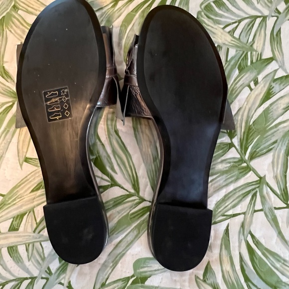 Michael Kors Silver Slide Sandals with Ruffle Detail, size 10 - Picture 4 of 4